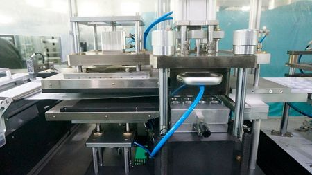 Устройство термоформовки и охлаждения основной пленки